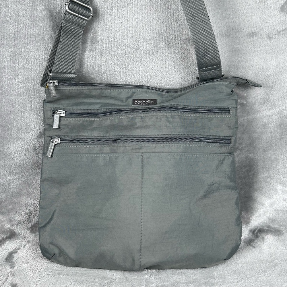Baggallini Crossbody Bag Gray Nylon Travel Purse Zip Pockets Yellow Liner Casual